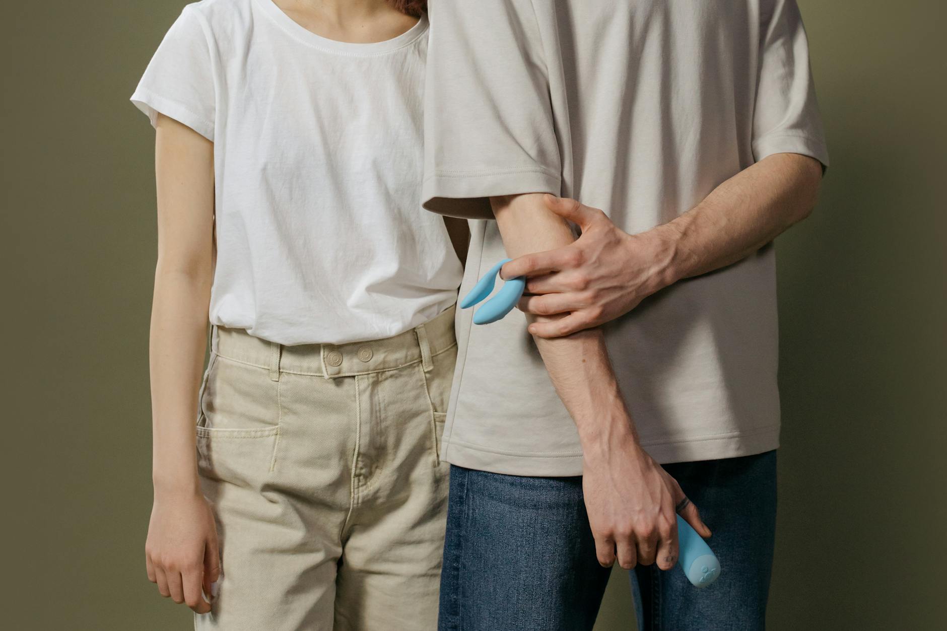 青いバイブレーターを一緒に持つカップル。現代的なセックスの一場面